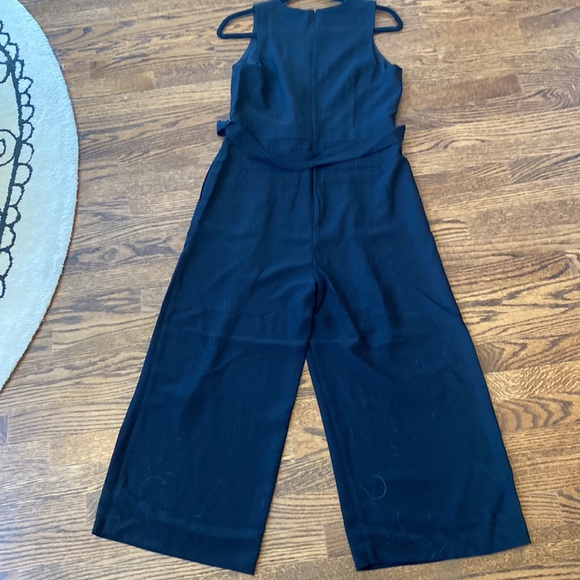 Banana Republic size 6 crepe V Neck wide leg cropper jumpsuit.  Black - Picture 8 of 10